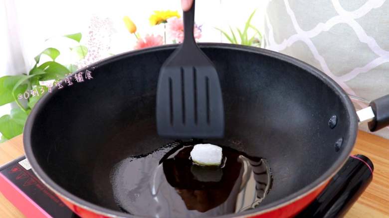 菠萝咕噜排骨,锅中加适量食用油，放入冰糖，小火炒化
