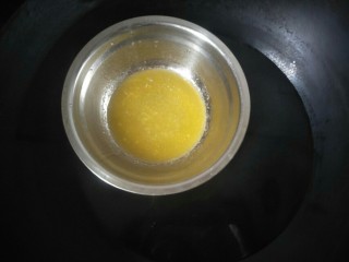水果奶油卷,黄油隔热水融化放凉待用。