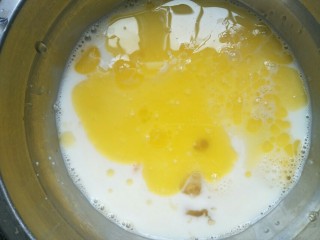 水果奶油卷,在鸡蛋液中加入牛奶，黄油搅拌均匀