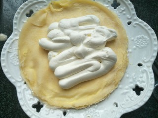 水果奶油卷,中间挤上适量的奶油