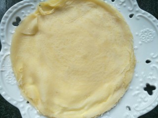 水果奶油卷,再叠上一块面皮。