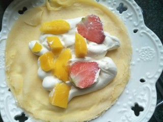 水果奶油卷,放入对半切开的草莓和芒果粒