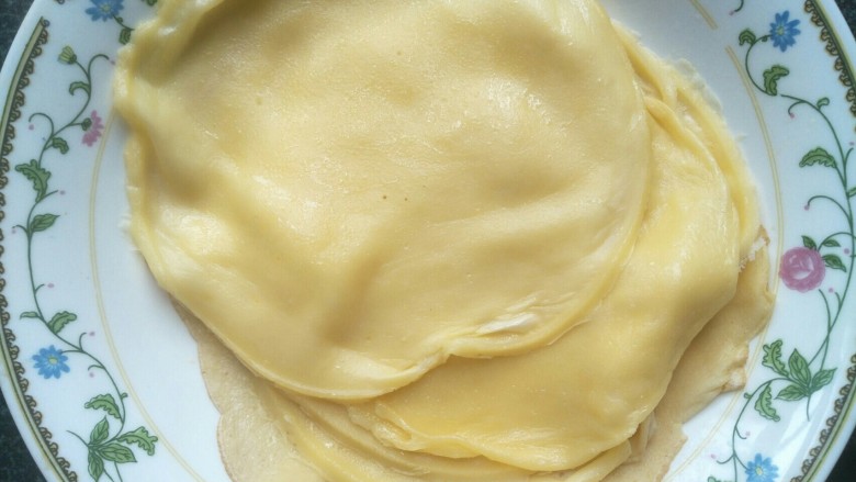 水果奶油卷,将平底锅倒过来取出饼皮放凉待用。