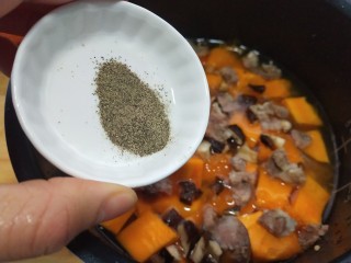 一键式，糙米南瓜腊肉饭,加入胡椒粉