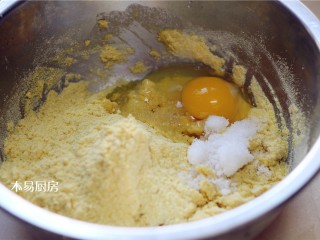 玉米面发糕,玉米粉中磕入一个鸡蛋，放入10克白糖，搅拌均匀