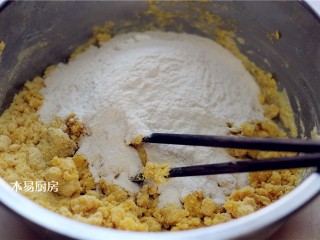 玉米面发糕,放入200克面粉，3克酵母粉，搅拌均匀