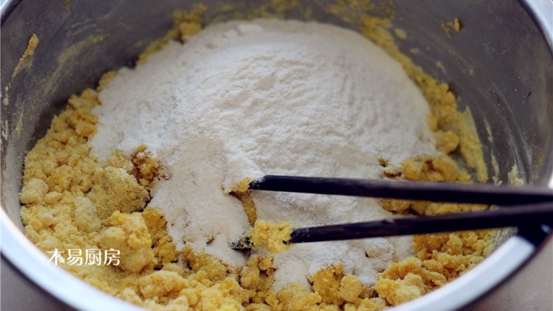 玉米面发糕,放入200克面粉，3克酵母粉，搅拌均匀