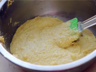 玉米面发糕,倒入温牛奶，边倒边搅拌，直到变成粘稠的面糊就可以了