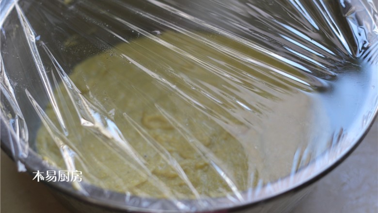 玉米面发糕,盖上一层保鲜膜，放到温暖的地方发酵