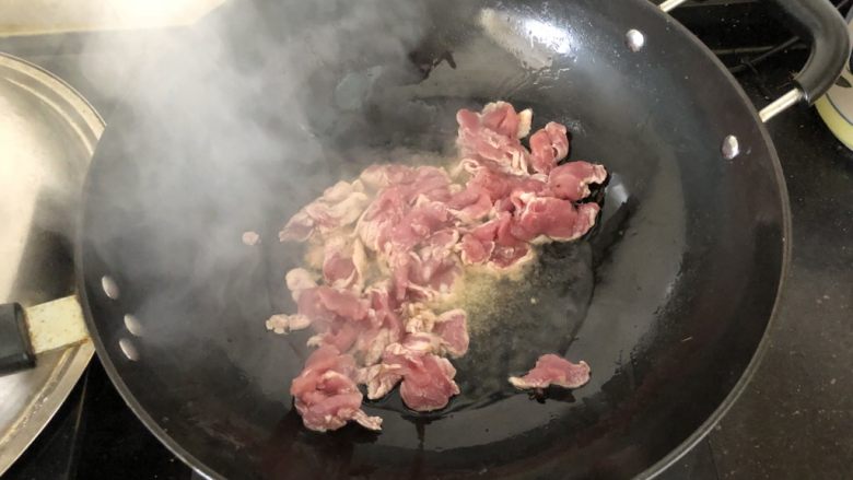 好吃到舔盘的蒜苔肉片焖面,放入肉片。
