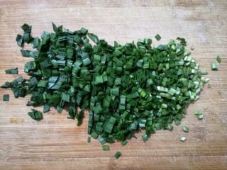 韭菜盒子,韭菜摘好洗净控干水分，切成0.5厘米左右的小段。