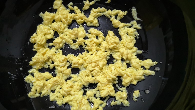 韭菜盒子,热锅凉油，油热将鸡蛋液倒入，炒熟用锅铲将鸡蛋划散捣碎晾凉备用。