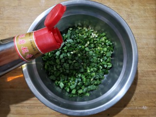 韭菜盒子,将切好的韭菜加入麻油或食用油拌开拌匀，这样可以避免接触到盐而出汁水。