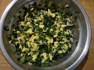 韭菜盒子,加入适量五香面和盐，鸡精拌匀备用。