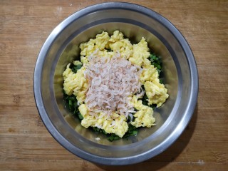 韭菜盒子,然后加入炒好的鸡蛋和虾皮(虾皮也用油拌下，目的也是避免接触韭菜出汁水)。