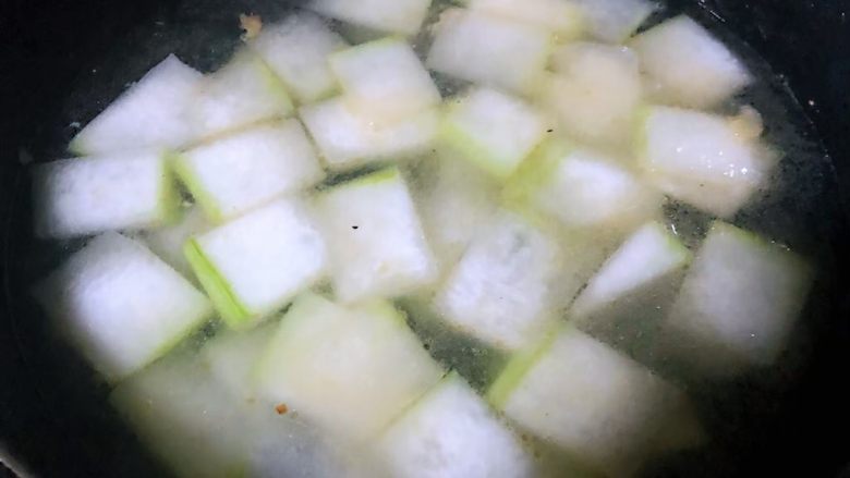 虾滑冬瓜针菇汤,冬瓜炒至微微变色添加适量清水或高汤大火煮沸