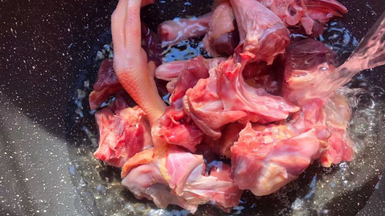 海参番鸭汤,把洗干净的番鸭肉倒入锅里，倒入适量水，水量和食材齐平，大火把水烧开。