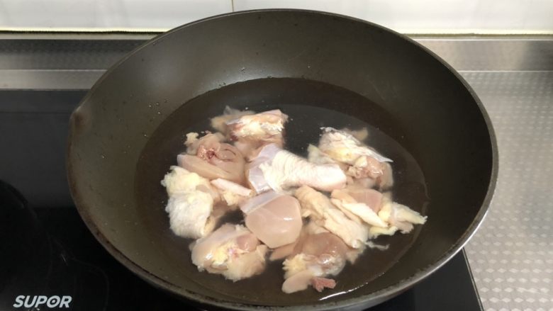 黄焖鸡,凉水下锅焯烫3分钟捞出，冲去表面血沫子备用