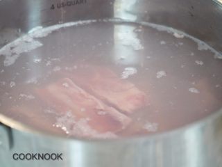 网红芝士排骨,排骨洗净,放入水锅中,大火烧开,避掉渣渍. 水煮至排骨软熟, 约40分钟.