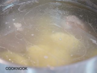 网红芝士排骨,土豆去皮,切块,放入锅中,煮至松软