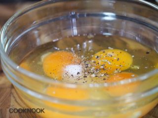 网红芝士排骨,在一个碗中打花鸡蛋,加入洋葱泥,一点点盐与糖调味