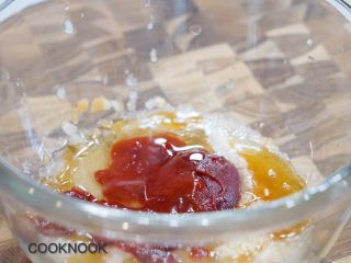 网红芝士排骨,在一个玻璃碗中,倒入苦椒酱,番茄酱,麻油,蜂蜜, 白芝麻,苹果泥,水梨泥搅拌均匀.
