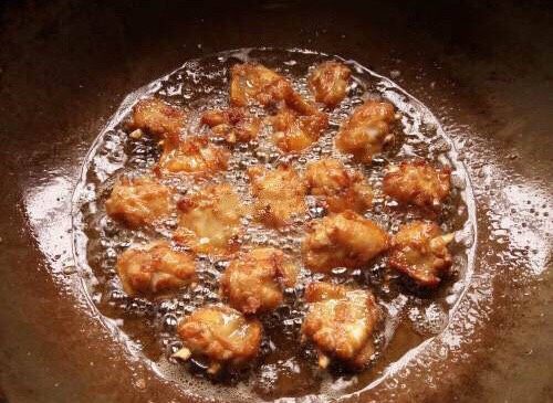 椒盐鸡中翅,继续将锅内的油烧热后，放入鸡翅复炸一次