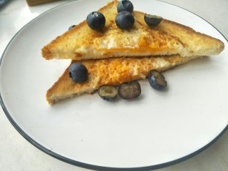 吐司包蛋～快手早餐,放上洗干净的蓝莓，一份早餐装做好了。
