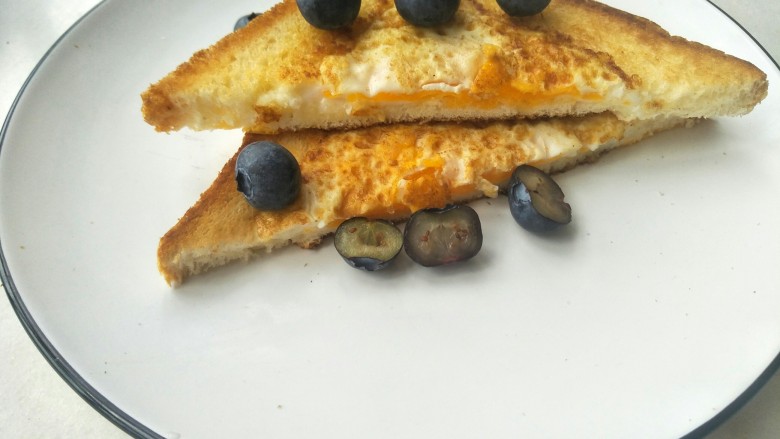 吐司包蛋～快手早餐,放上洗干净的蓝莓，一份早餐装做好了。