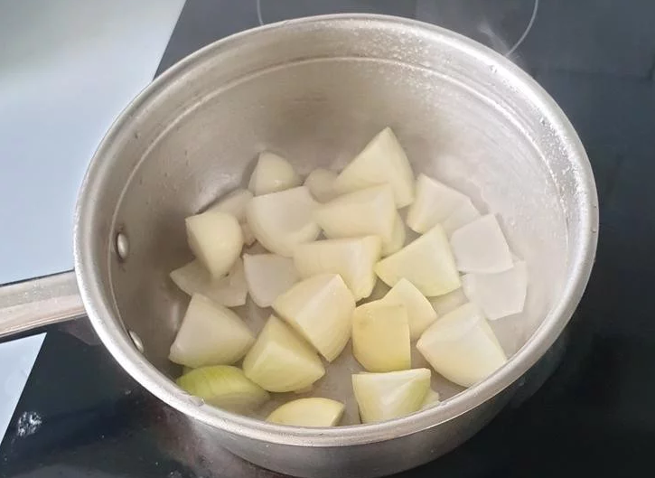 玉米洋葱萝卜鸡骨汤,热油放洋葱炒香。
