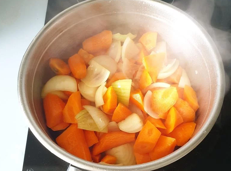玉米洋葱萝卜鸡骨汤,红萝卜也入锅炒出萝卜素（油会变红红的）