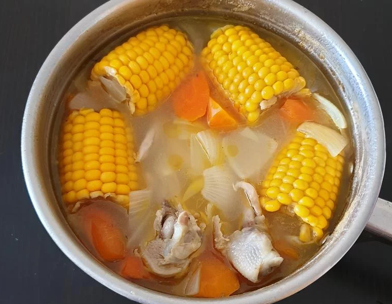 玉米洋葱萝卜鸡骨汤,就这样美味的玉米洋葱萝卜鸡骨汤清爽上桌啦！！！