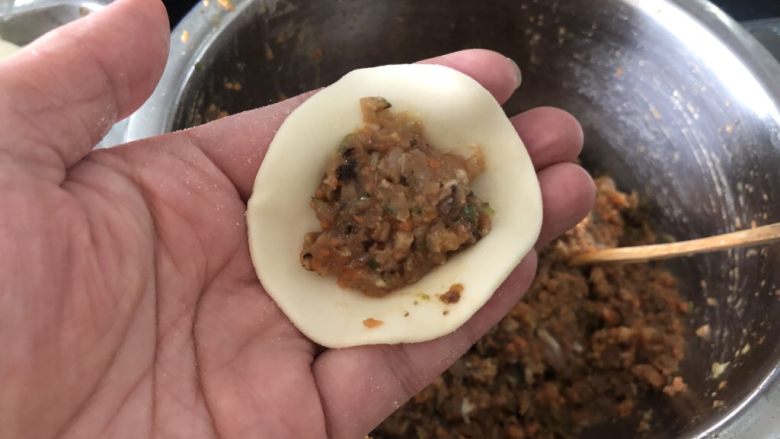 营养丰富的胡萝卜香菇猪肉饺子,饺子皮中放入饺子馅儿。