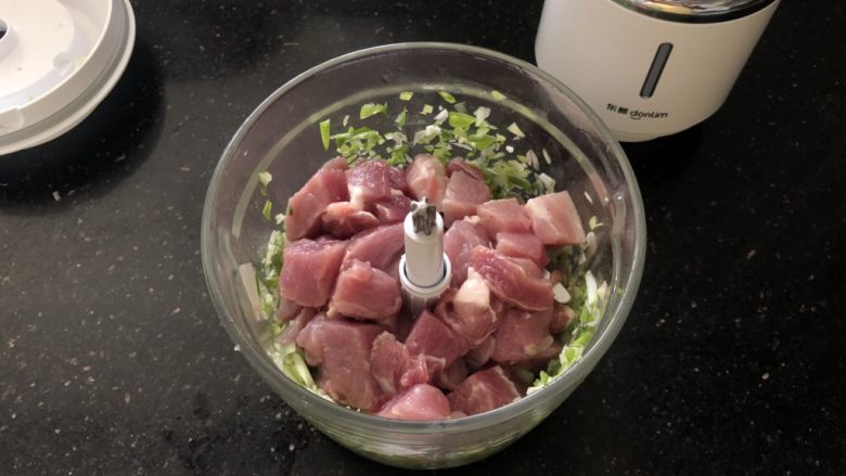 营养丰富的胡萝卜香菇猪肉饺子,接着放入猪肉块。