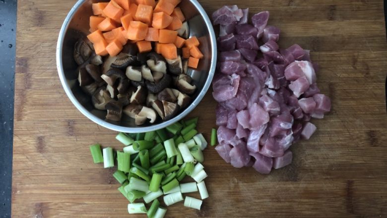 营养丰富的胡萝卜香菇猪肉饺子,猪肉切成小块，大葱切成段，胡萝卜切小块，泡发香菇切小块。