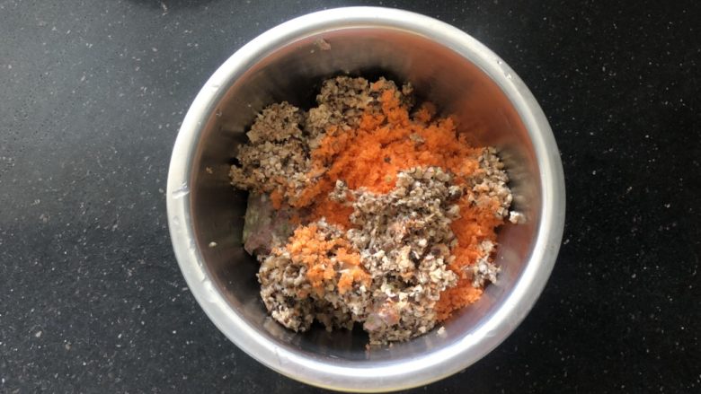 营养丰富的胡萝卜香菇猪肉饺子,把打好的材料放在小盆里。