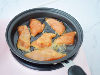 蜜汁鸡胸肉,平底锅刷一遍食用油烧至7-8成热，放入腌制好的鸡胸肉