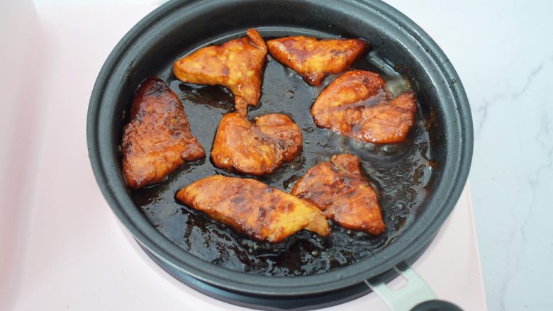 蜜汁鸡胸肉,小火煎至两面表面金黄色，捞出即用食用
