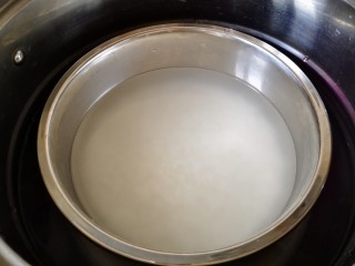 蒸米饭,将盛米的小盆放入水里