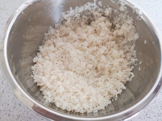 蒸米饭,倒掉淘米水