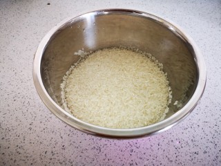 蒸米饭,取适量大米