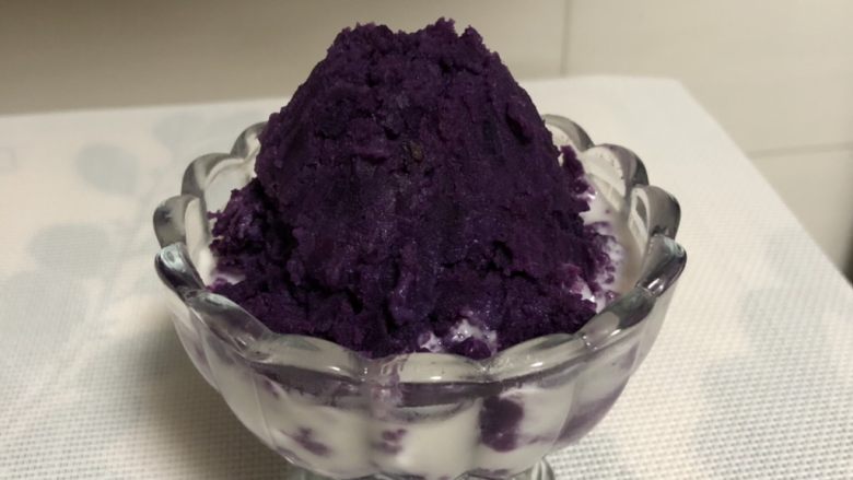 紫薯酸奶杯,再将紫薯泥用勺子整理成小山状