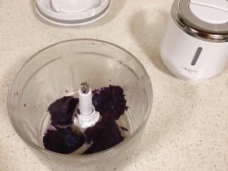 紫薯酸奶杯,讲紫薯剥皮