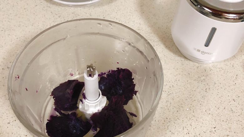 紫薯酸奶杯,讲紫薯剥皮