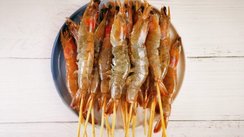 蒜蓉串串虾,虾开背去虾线，并用竹签从虾尾穿到虾头