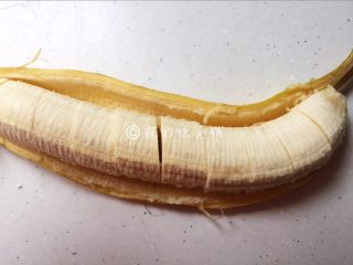 焦糖肉桂香蕉,香蕉切成成人女性一节小拇指的高度。