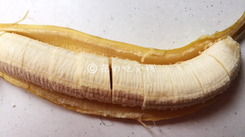 焦糖肉桂香蕉,香蕉切成成人女性一节小拇指的高度。