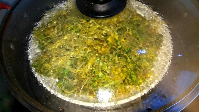 荠菜玉米面蒸疙瘩,水烧开后蒸十分钟即可关火出锅