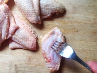 香烤鸡翅,鸡翅洗净后，用叉子在上面扎一些小洞，这个和在鸡翅上划两刀的原理是一样的，都是为了待会腌制的时候能更好地入味。