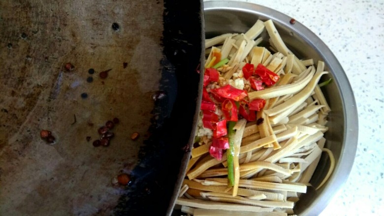 黄瓜拌干豆腐,把花椒油浇到干红辣椒上